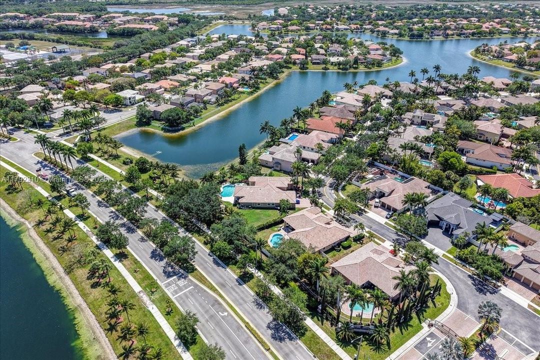 最近售出: $1,880,000 (4 贝兹, 3 浴室, 3889 平方英尺)