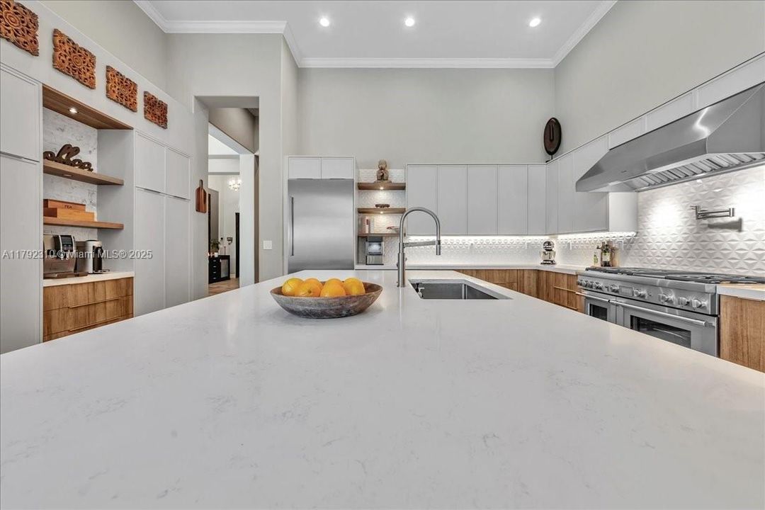 最近售出: $1,880,000 (4 贝兹, 3 浴室, 3889 平方英尺)