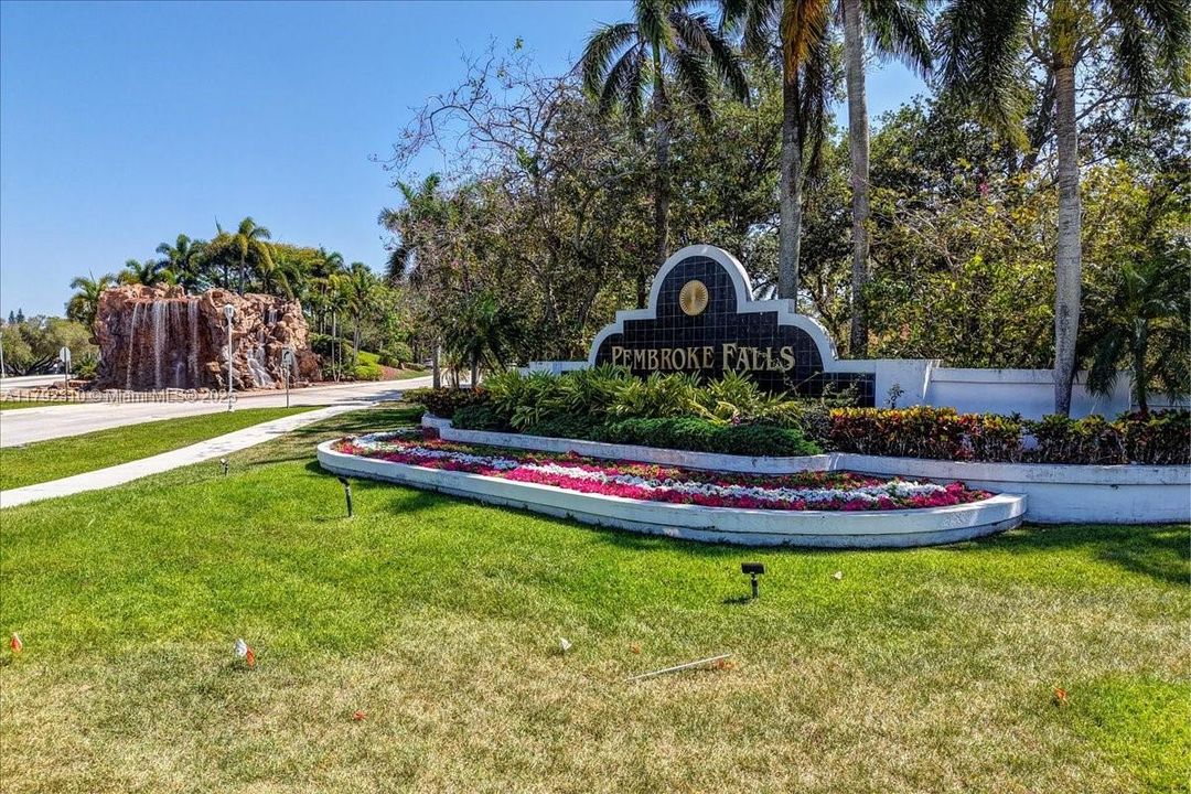 最近售出: $1,880,000 (4 贝兹, 3 浴室, 3889 平方英尺)