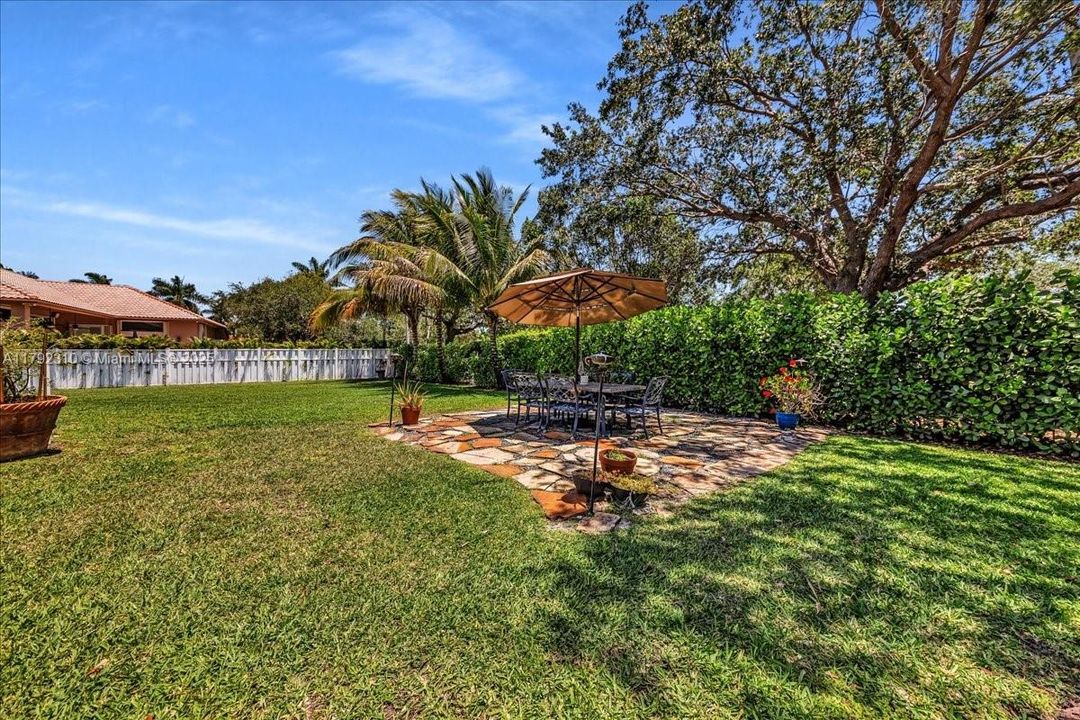 最近售出: $1,880,000 (4 贝兹, 3 浴室, 3889 平方英尺)