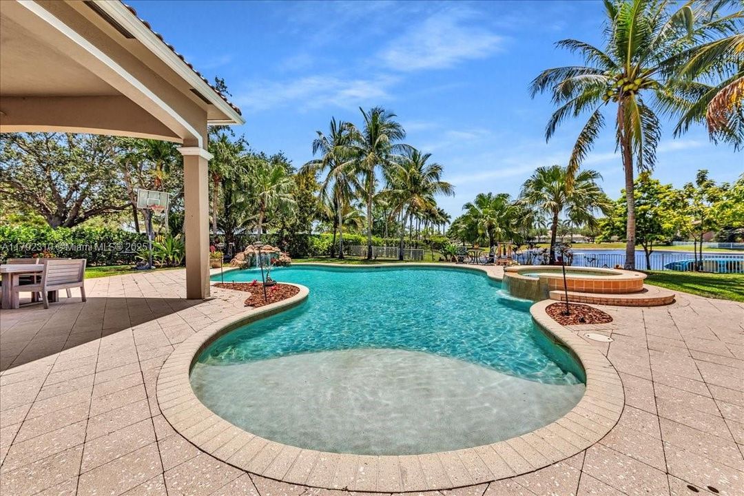 最近售出: $1,880,000 (4 贝兹, 3 浴室, 3889 平方英尺)