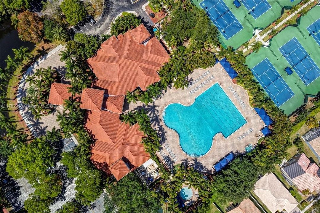 最近售出: $1,880,000 (4 贝兹, 3 浴室, 3889 平方英尺)