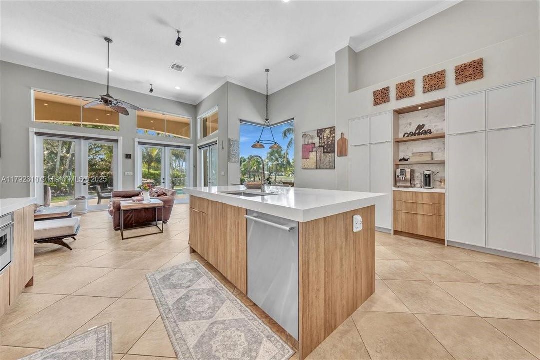 最近售出: $1,880,000 (4 贝兹, 3 浴室, 3889 平方英尺)