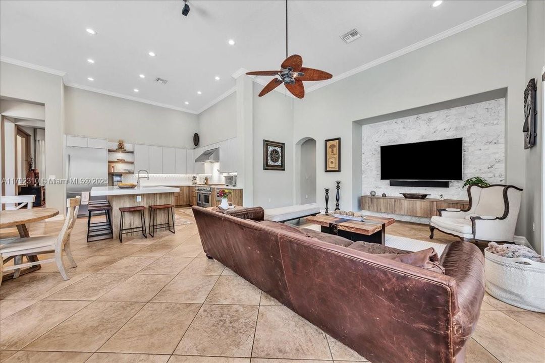 最近售出: $1,880,000 (4 贝兹, 3 浴室, 3889 平方英尺)