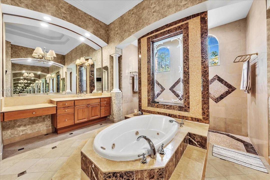 最近售出: $1,880,000 (4 贝兹, 3 浴室, 3889 平方英尺)