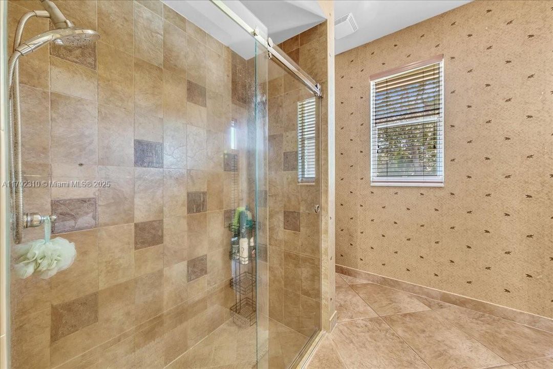 最近售出: $1,880,000 (4 贝兹, 3 浴室, 3889 平方英尺)