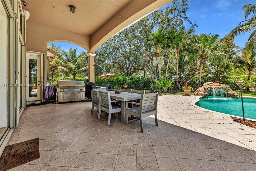 最近售出: $1,880,000 (4 贝兹, 3 浴室, 3889 平方英尺)