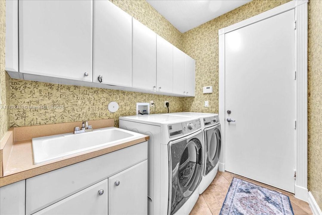 最近售出: $1,880,000 (4 贝兹, 3 浴室, 3889 平方英尺)