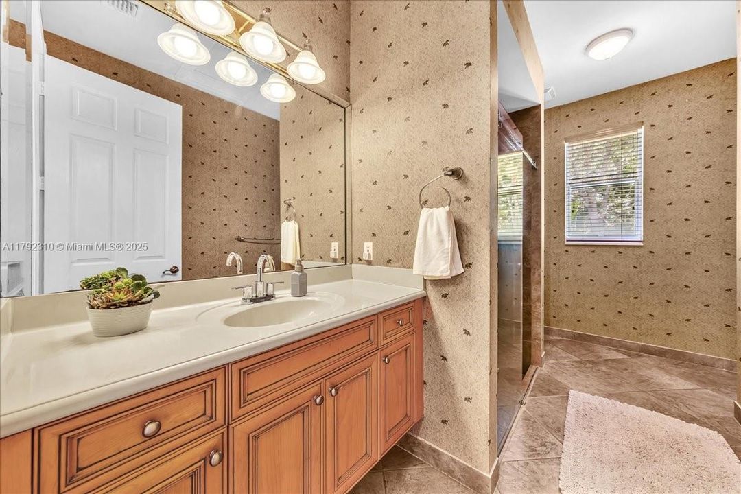 最近售出: $1,880,000 (4 贝兹, 3 浴室, 3889 平方英尺)