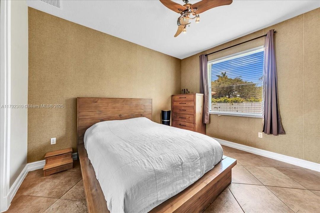 最近售出: $1,880,000 (4 贝兹, 3 浴室, 3889 平方英尺)