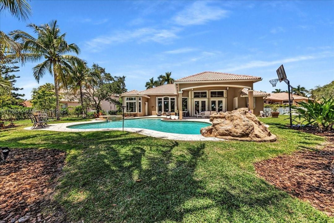 最近售出: $1,880,000 (4 贝兹, 3 浴室, 3889 平方英尺)