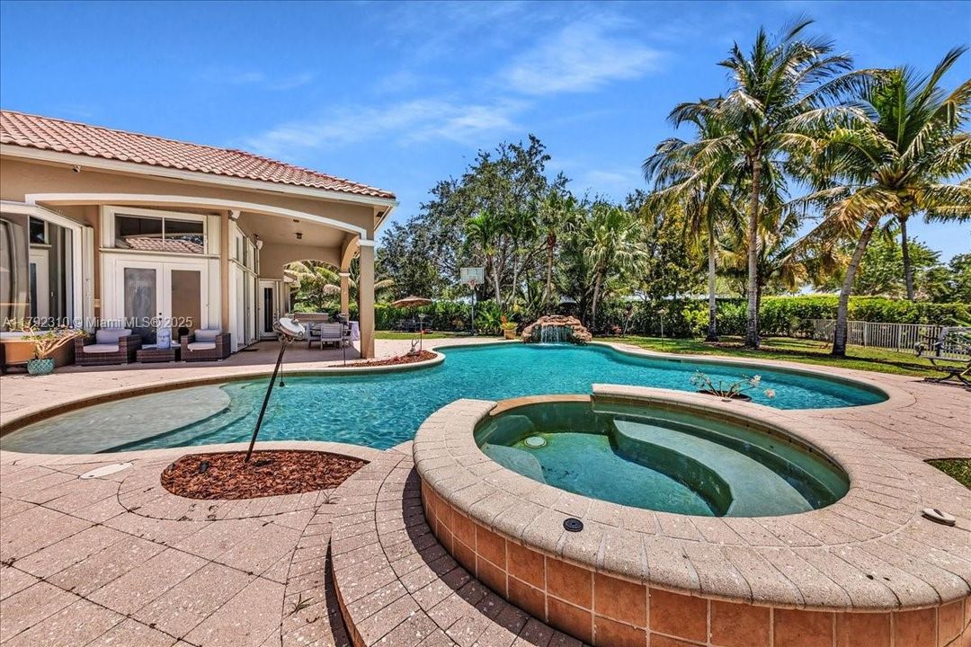 最近售出: $1,880,000 (4 贝兹, 3 浴室, 3889 平方英尺)