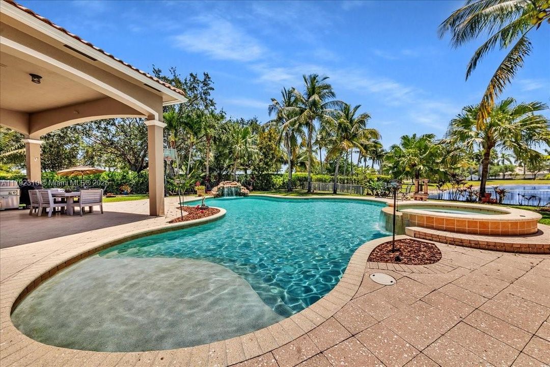 最近售出: $1,880,000 (4 贝兹, 3 浴室, 3889 平方英尺)