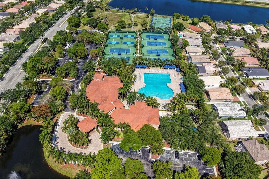 最近售出: $1,880,000 (4 贝兹, 3 浴室, 3889 平方英尺)