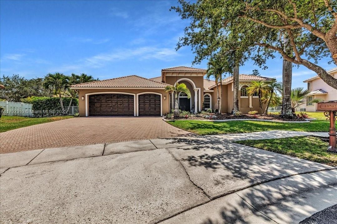 最近售出: $1,880,000 (4 贝兹, 3 浴室, 3889 平方英尺)