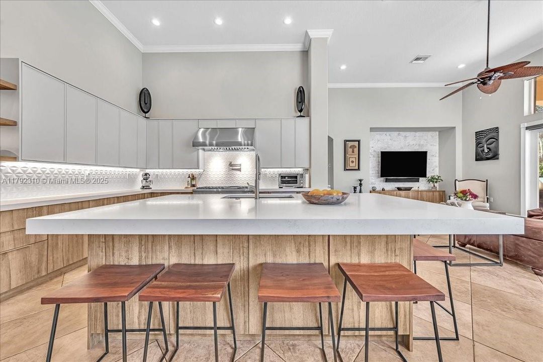 最近售出: $1,880,000 (4 贝兹, 3 浴室, 3889 平方英尺)