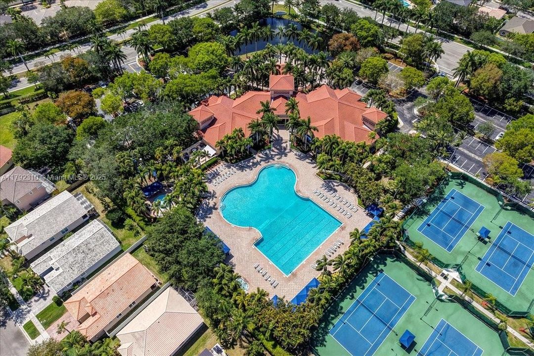 最近售出: $1,880,000 (4 贝兹, 3 浴室, 3889 平方英尺)