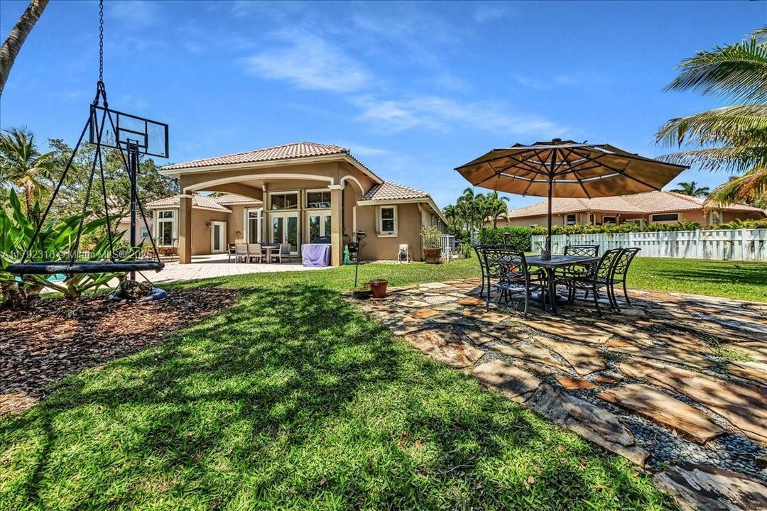 最近售出: $1,880,000 (4 贝兹, 3 浴室, 3889 平方英尺)