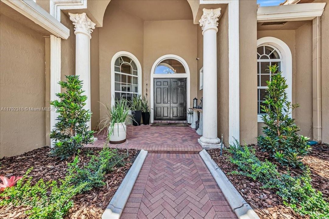 最近售出: $1,880,000 (4 贝兹, 3 浴室, 3889 平方英尺)