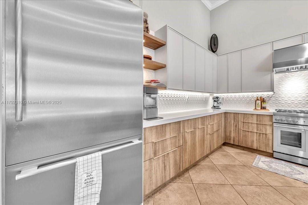 最近售出: $1,880,000 (4 贝兹, 3 浴室, 3889 平方英尺)