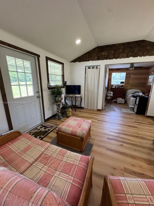 For Sale: $300,000 (1 beds, 1 baths, 448 Square Feet)