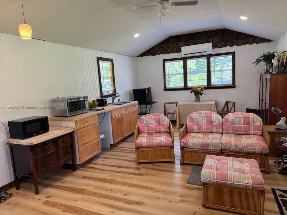 For Sale: $300,000 (1 beds, 1 baths, 448 Square Feet)