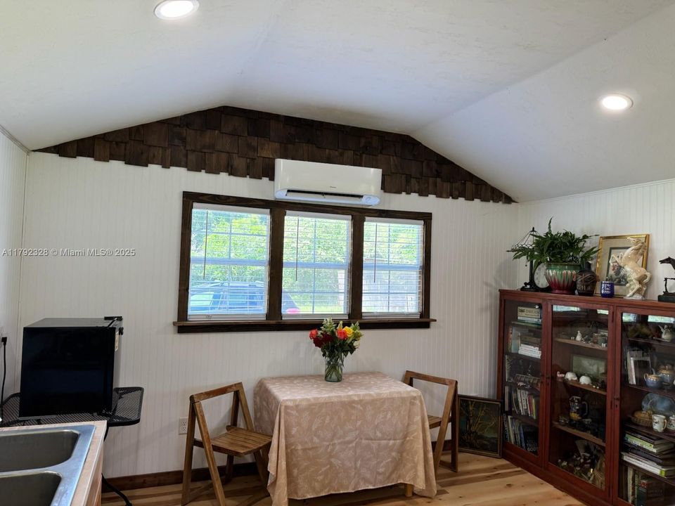 For Sale: $300,000 (1 beds, 1 baths, 448 Square Feet)