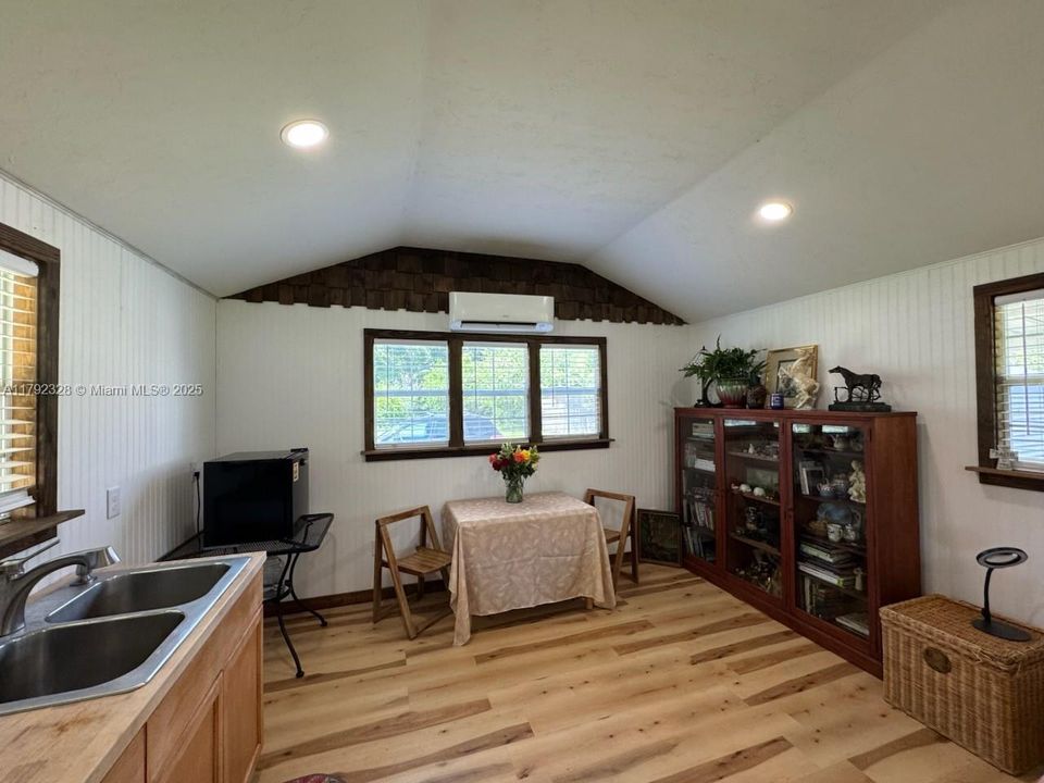 For Sale: $300,000 (1 beds, 1 baths, 448 Square Feet)