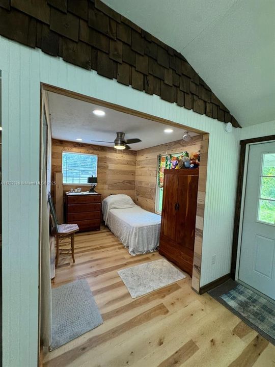 For Sale: $300,000 (1 beds, 1 baths, 448 Square Feet)