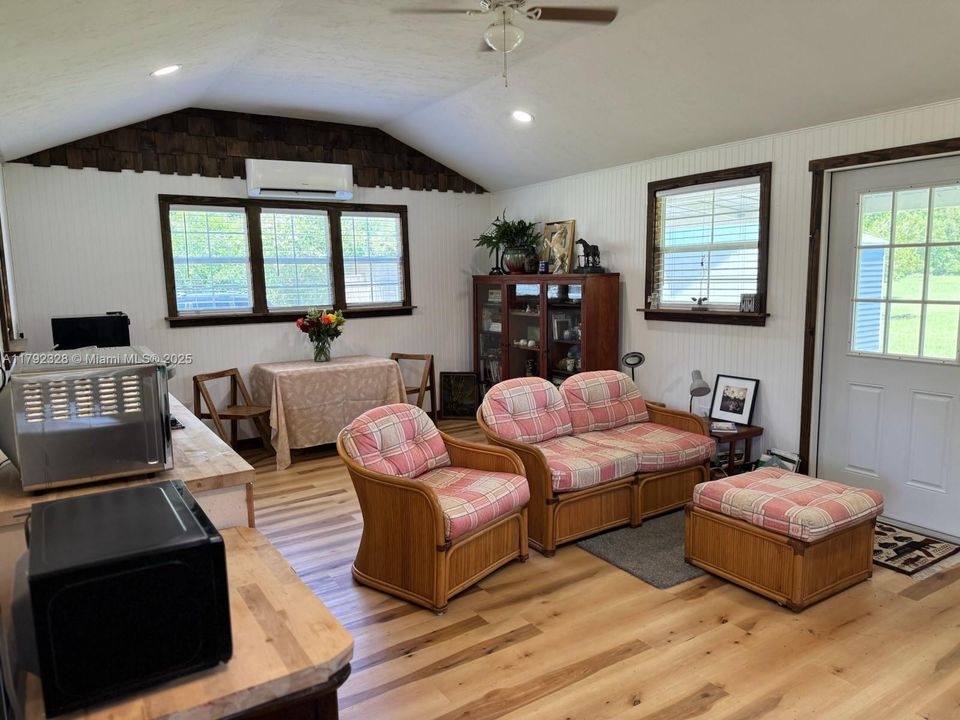 For Sale: $300,000 (1 beds, 1 baths, 448 Square Feet)