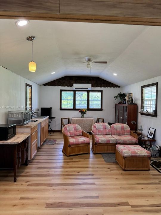 For Sale: $300,000 (1 beds, 1 baths, 448 Square Feet)