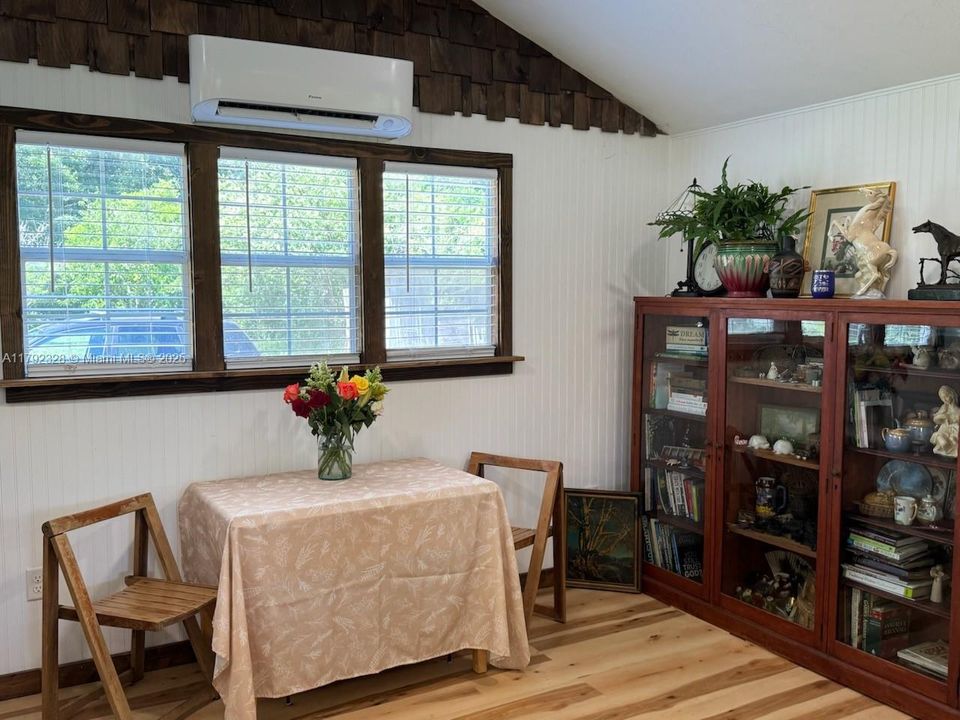 For Sale: $300,000 (1 beds, 1 baths, 448 Square Feet)