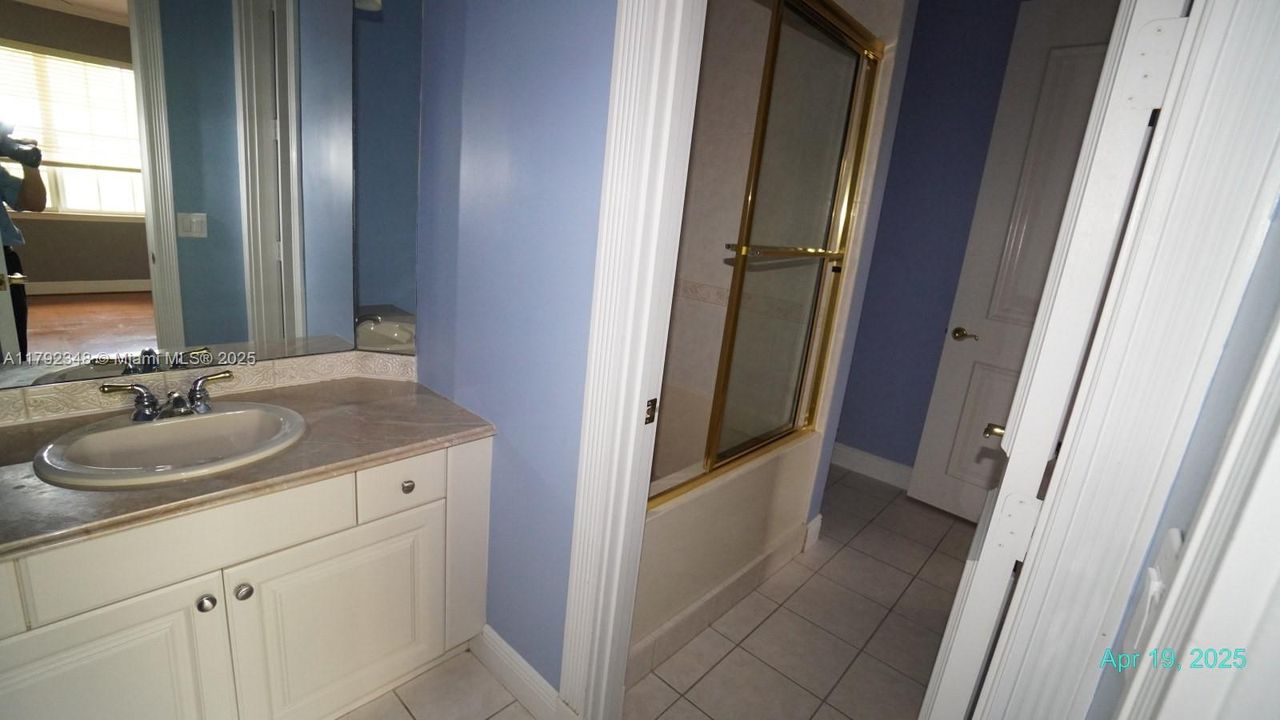 jack and jill bathroom for bedrooms upstairs