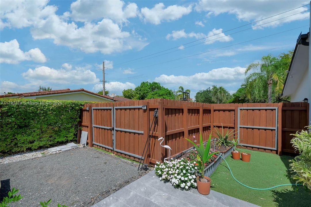 For Sale: $1,100,000 (4 beds, 2 baths, 1981 Square Feet)