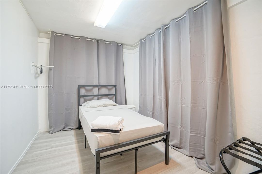 待售: $850,000 (5 贝兹, 2 浴室, 1520 平方英尺)