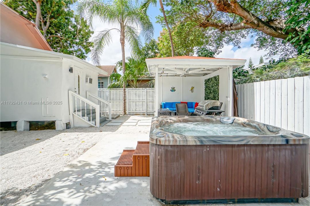 待售: $850,000 (5 贝兹, 2 浴室, 1520 平方英尺)