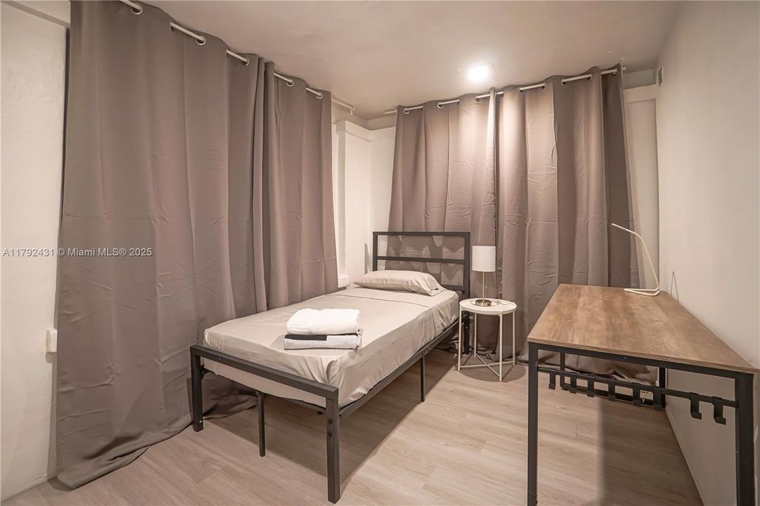 待售: $850,000 (5 贝兹, 2 浴室, 1520 平方英尺)