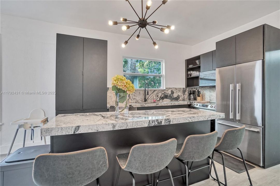 待售: $850,000 (5 贝兹, 2 浴室, 1520 平方英尺)