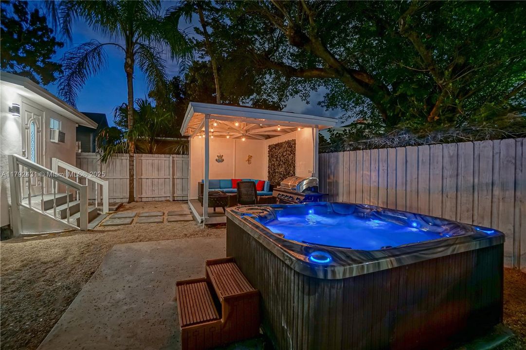 待售: $850,000 (5 贝兹, 2 浴室, 1520 平方英尺)