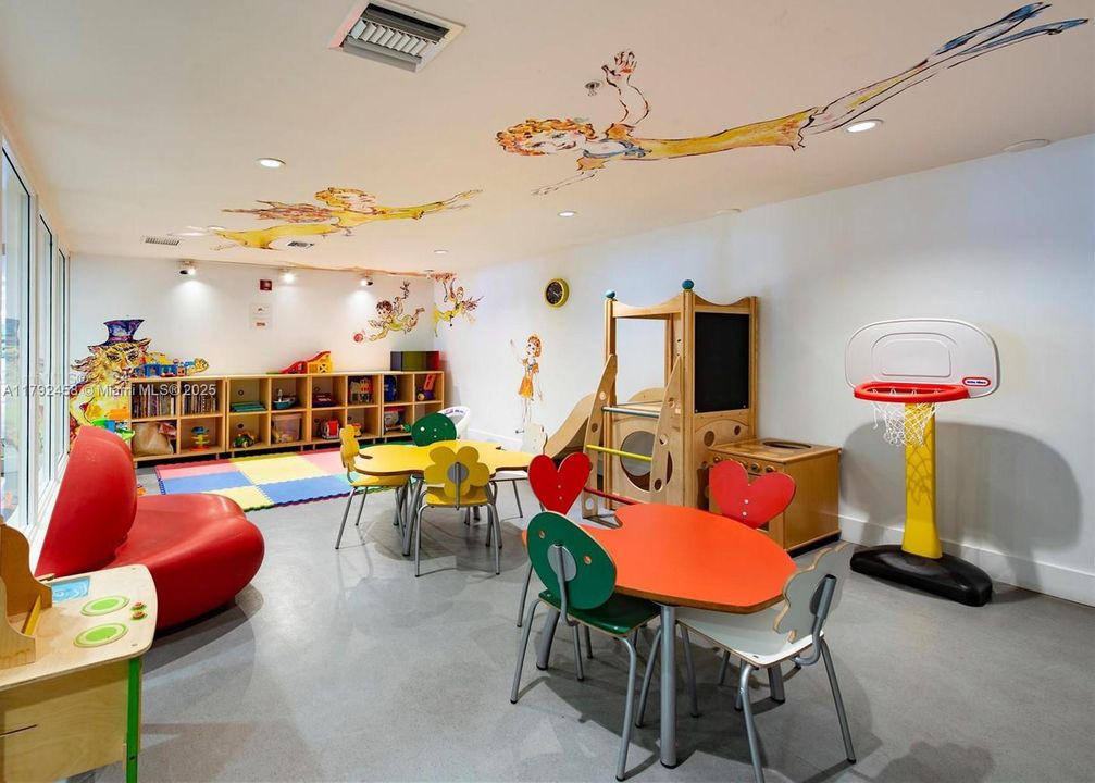 Recently Sold: $4,450,000 (3 beds, 3 baths, 3321 Square Feet)