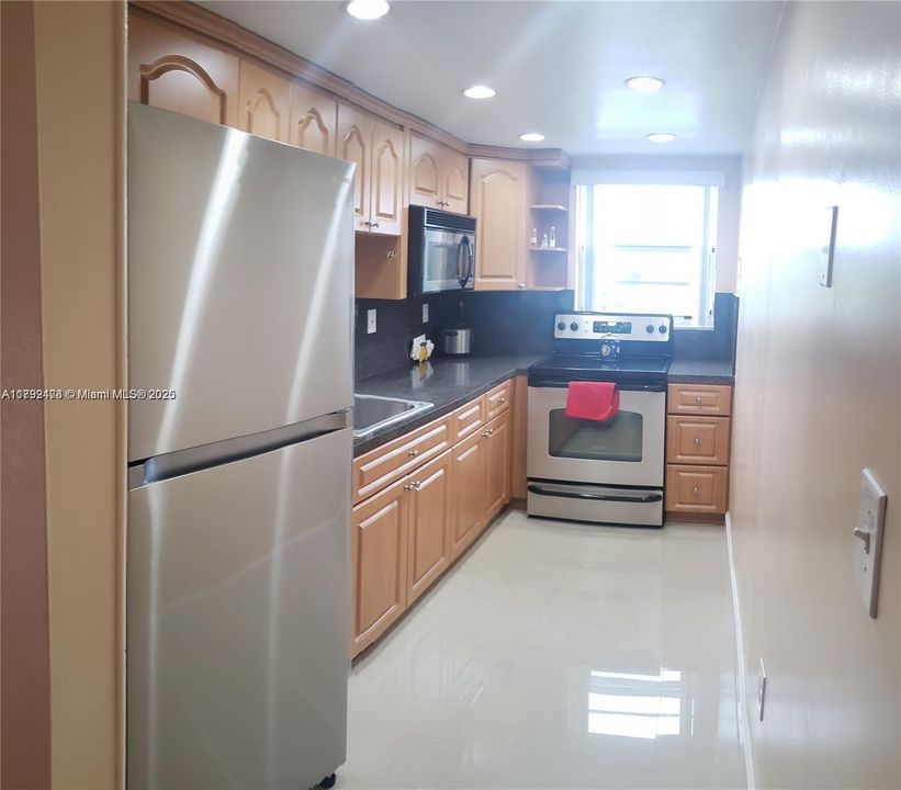 For Sale: $230,000 (2 beds, 1 baths, 759 Square Feet)