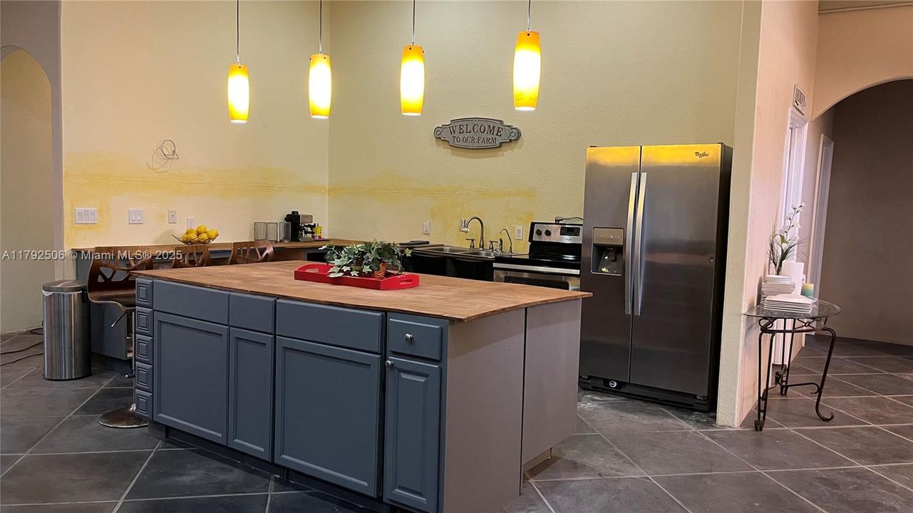 For Sale: $599,999 (5 beds, 3 baths, 4680 Square Feet)