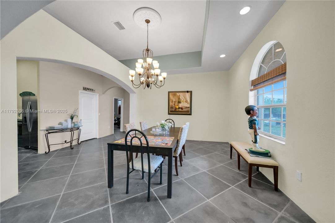 For Sale: $599,999 (5 beds, 3 baths, 4680 Square Feet)