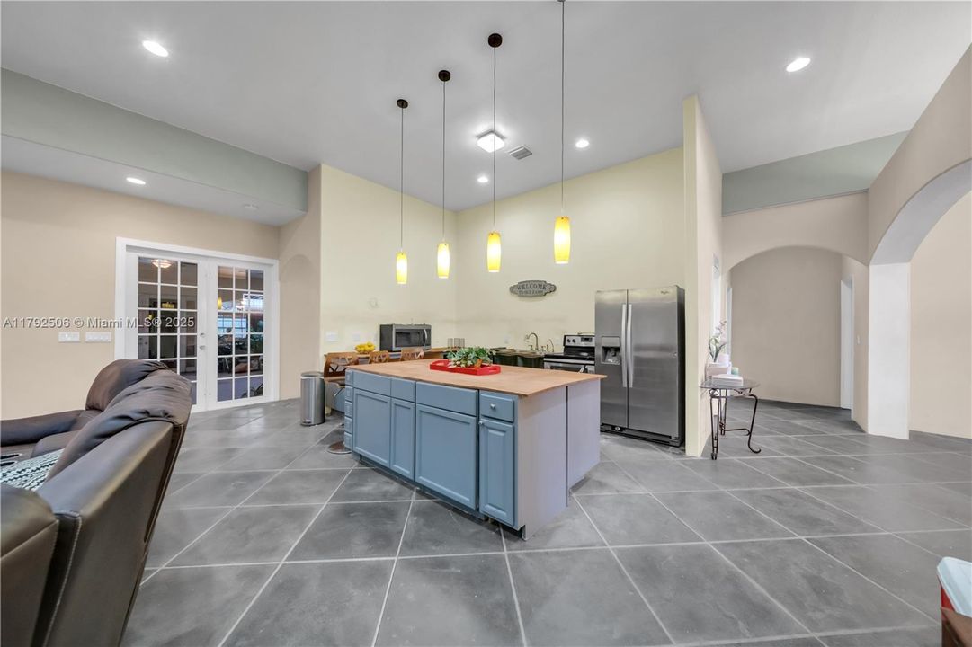 For Sale: $599,999 (5 beds, 3 baths, 4680 Square Feet)