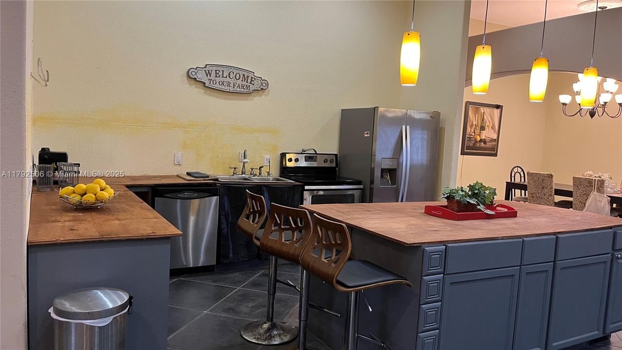 For Sale: $599,999 (5 beds, 3 baths, 4680 Square Feet)