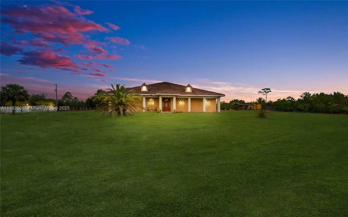 For Sale: $599,999 (5 beds, 3 baths, 4680 Square Feet)