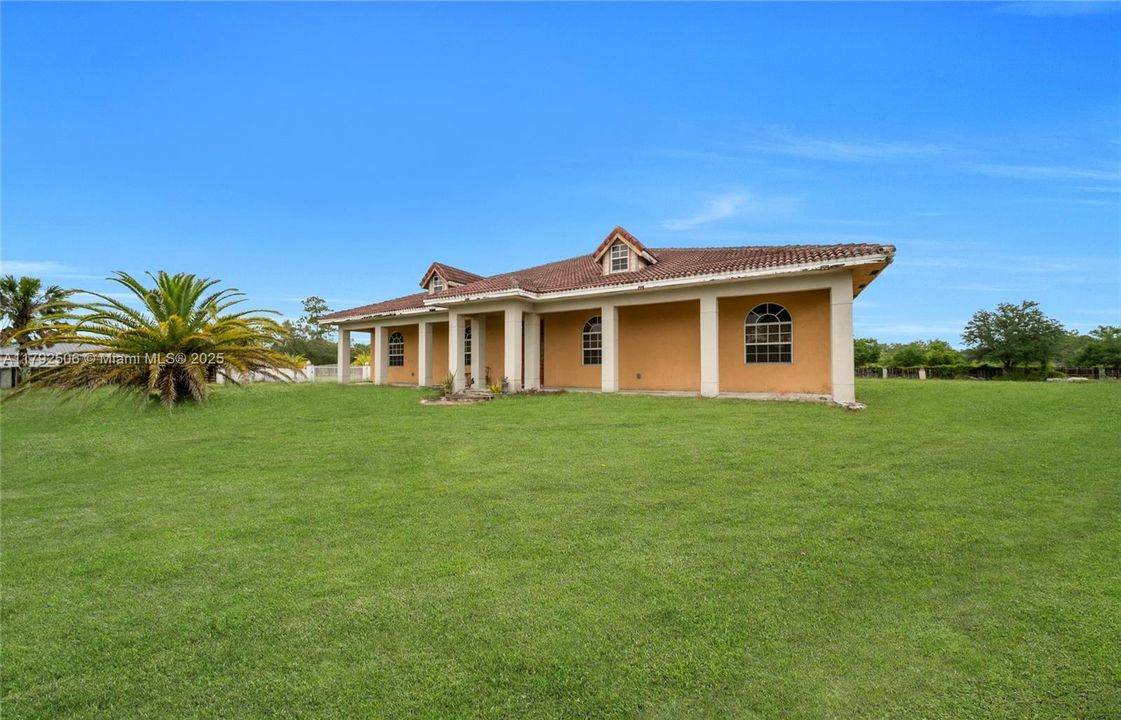 For Sale: $599,999 (5 beds, 3 baths, 4680 Square Feet)