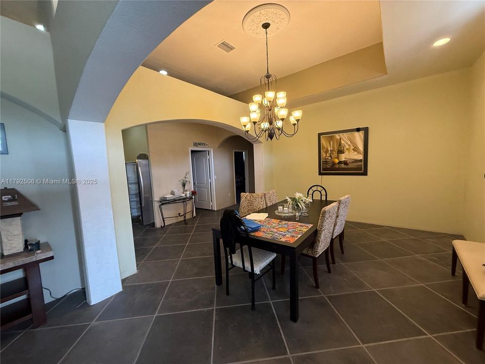 For Sale: $599,999 (5 beds, 3 baths, 4680 Square Feet)