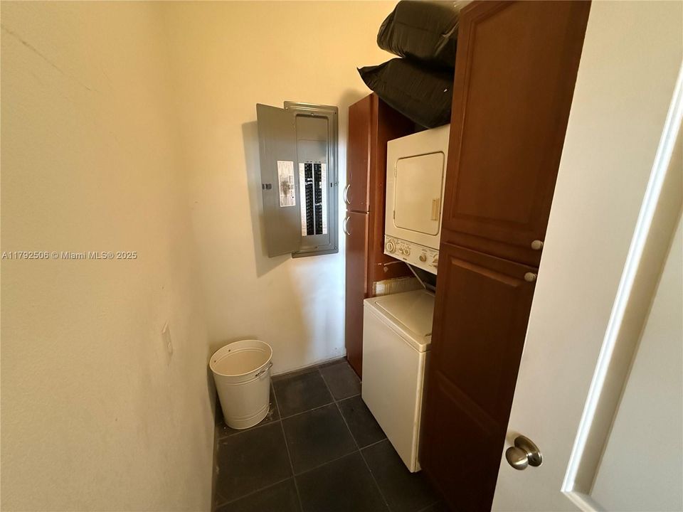 For Sale: $599,999 (5 beds, 3 baths, 4680 Square Feet)