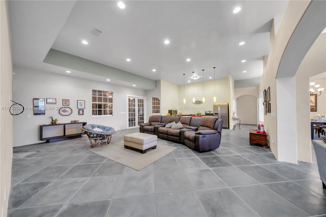 For Sale: $599,999 (5 beds, 3 baths, 4680 Square Feet)